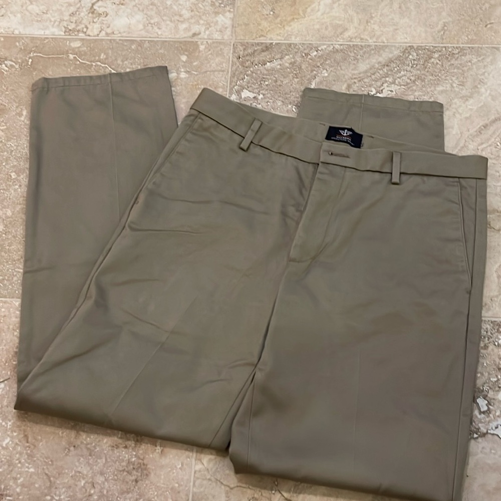 Slim fit dockers khaki 33x32 barely worn